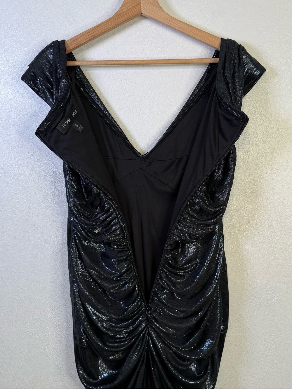 Tadashi Shoji Metallic Front Twist Off the Shoulder Floor Length Gown Size 6 - Picture 17 of 17